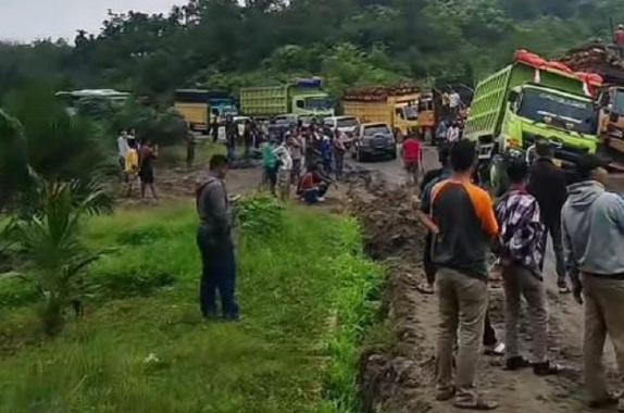 Foto Sempat Macet, Jalur Pekanbaru - Kuansing Sudah Bisa Dilalui