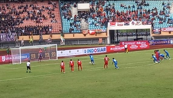 Foto Penalti Rio Hardiawan Selamatkan PSPS Riau dari Kekalahan