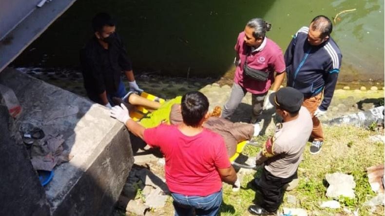 Foto Mayat Pria Membusuk di Kolong Jembatan Air Tawar