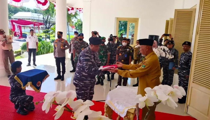 Foto Lantamal II Padang Upacara Pengibaran Bendera di Bawah Laut