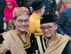 Foto Gunakan Pakaian Adat Minang, Kepala Departemen Komunikasi Semen Padang Dikira Datuk oleh Ketua DPRD