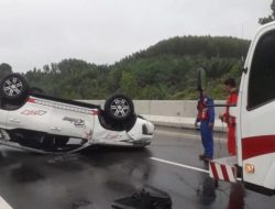 Foto Kecelakaan di Tol Permai, Minibus Terguling