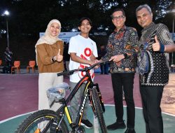 Foto Final Liga Basket Semen Padang: Tim Qantas Menang Telak dari Tim Prokem