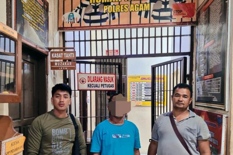 Foto Polsek Tanjung Mutiara Angkut Oknum Satpam Main Togel Online di Pos Penjagaan