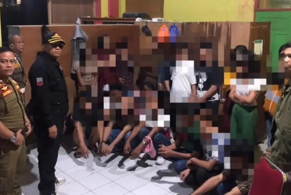 Foto Satpol PP Agam Tertibkan 11 Artis Sawer, Dua Orang Hamil 5 Bulan