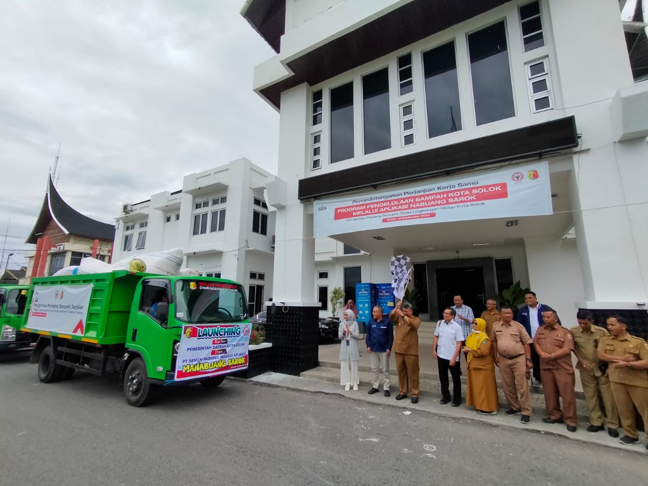 Foto MoU Penanganan Sampah, Pemko Solok Manfaatkan Aplikasi Nabuang Sarok Semen Padang