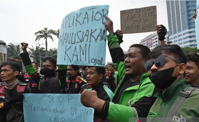 Foto Tolak Kenaikan Tarif dan BBM, Pengemudi Ojol Bakal Demo Siang Ini