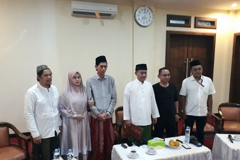 Foto Eko Kuntadhi Datangi Pesantren Lirboyo Minta Maaf