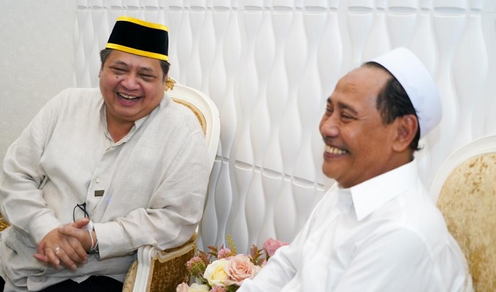 Foto Silaturrahim ke Pesantren Zainul Hasan Genggong, KH Mutawakkil: Golkar Keluarga Besar Kami