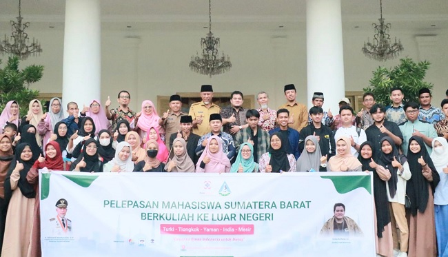 Foto Gubernur Lepas 45 Putra Putri Sumbar Kuliah di Luar Negeri