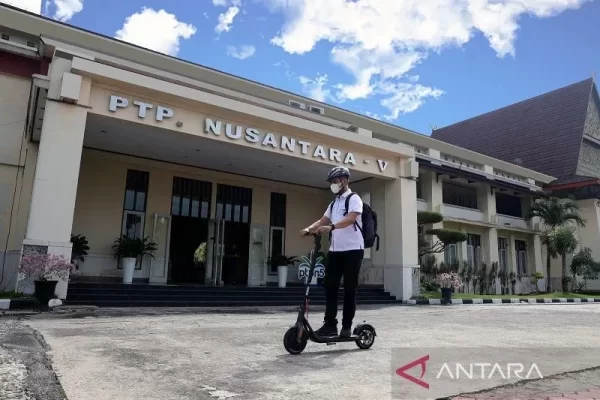 Foto Inisiasi Perubahan, Karyawan BUMN di Pekanbaru Beralih ke Skuter Listrik