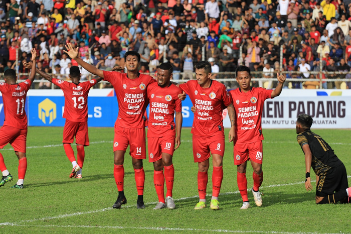 Foto Semen Padang FC Pesta Gol  Hadapi Perserang