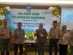 Foto Hari Pelanggan Nasional 2022, Perumda AM Kota Padang Bagikan Liontin Emas