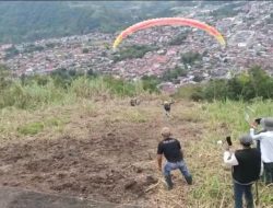 Foto Pokdarwis Tanah Hitam Uji Terbang di Bukit Tui