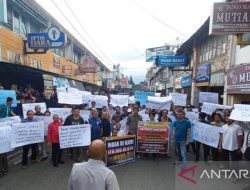 Foto Ratusan Polisi Amankan Unjuk Rasa Damai Pedagang pasar Atas