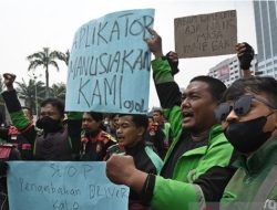 Foto Tolak Kenaikan Tarif dan BBM, Pengemudi Ojol Bakal Demo Siang Ini