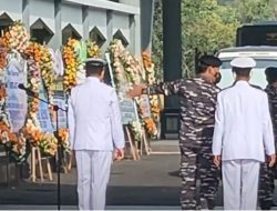 Foto Pilot dan Copilot Pesawat Bonanza yang Jatuh di Selat Madura Dimakamkan