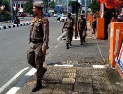 Foto Petugas Pol PP Padang Tertibkan PKL yang Masih Berjualan di Atas Trotoar