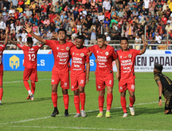 Foto Semen Padang FC Pesta Gol  Hadapi Perserang