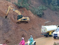 Foto Atasi Longsor Sitinjau Lauik, Alat Berat Bekerja di Tebing Hutan Lindung