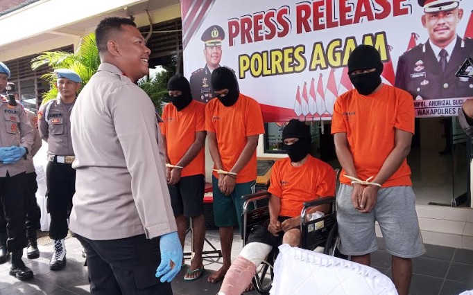 Foto Empat Tersangka Perampokan Pedagang Emas Diamankan di Mako Polres Agam