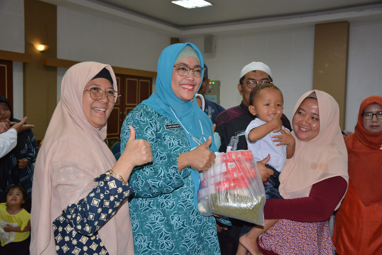 Foto Atasi Stunting, Semen Padang Serahkan 41 Paket Bantuan Makanan Tambahan untuk Baduta