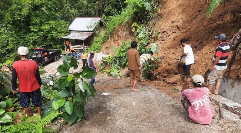 Foto Longsor di Jorong Siguhung Dipicu Curah Hujan yang Tinggi