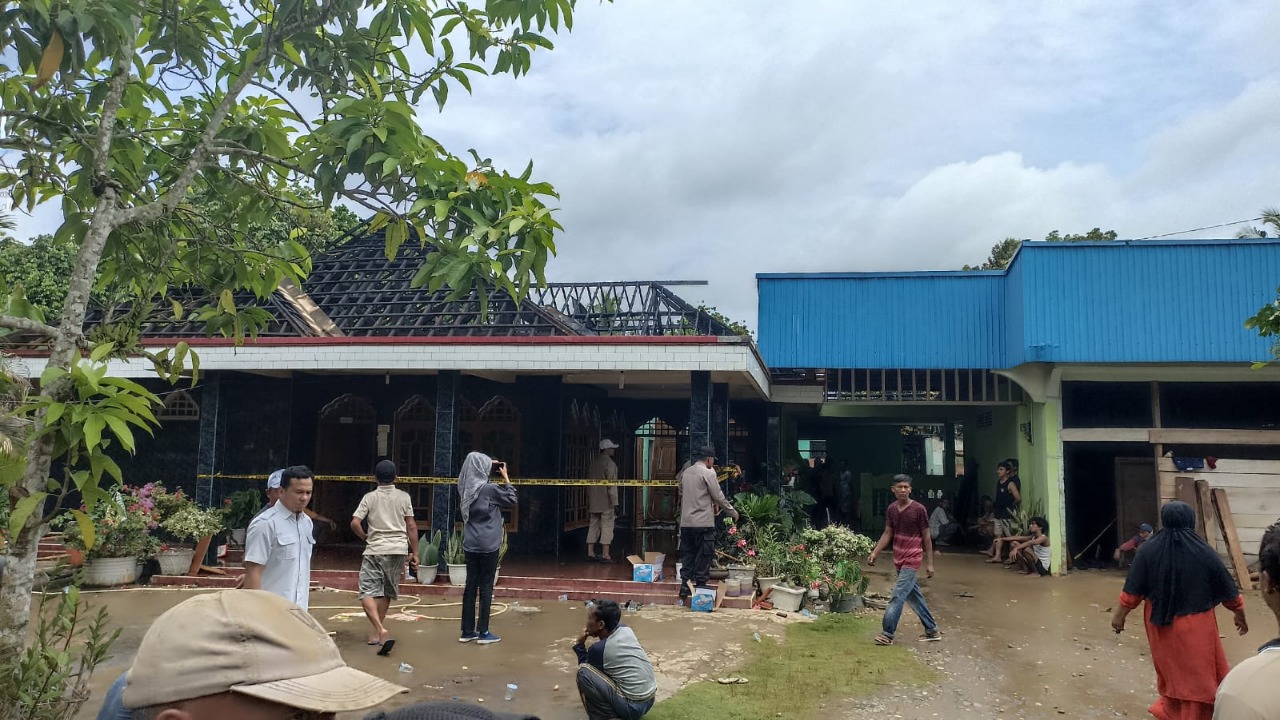 Foto Lupa Padamkan Api Tungku, Rumah Warga di Dharmasraya Terbakar