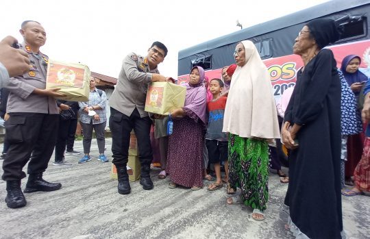 Foto Tempuh Jalur Darat dan Air, 150 Paket Sembako Sukses Disalurkan Bidhumas dan WMPR