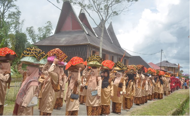 Foto Festival Makan Bajamba Menuju Wisata Halal di Nagari Padang Laweh