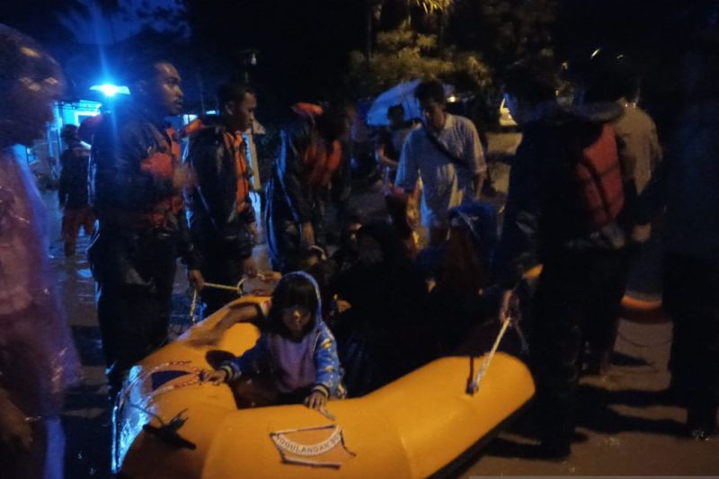 Foto BPBD Kota Solok Evakuasi Warga Terdampak Banjir