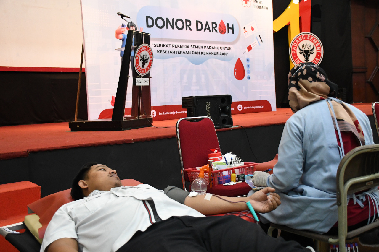 Foto Peringati HUT ke-21 FSP-ISSI, Serikat Pekerja Semen Padang Gelar Donor Darah