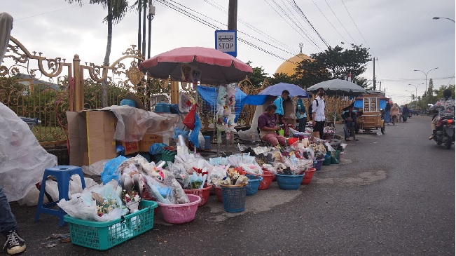 Foto Meraup Rupiah dari Jual Buket Bunga Saat Wisuda