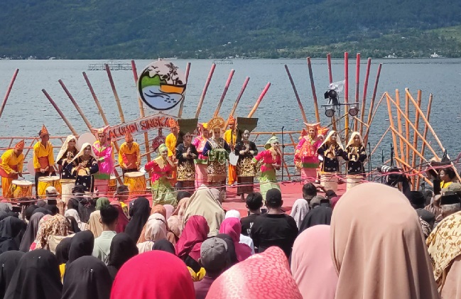 Foto Galundi Singkarak Festival; Kreasi Seni Budaya Berlatar Keindahan Alam Minangkabau