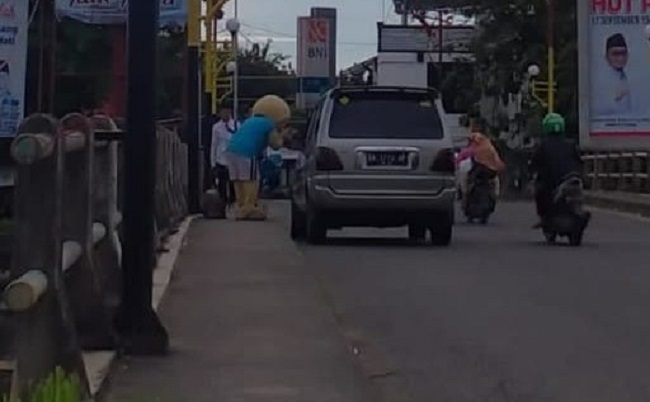 Foto Kisah Perempuan di Balik Kostum Badut