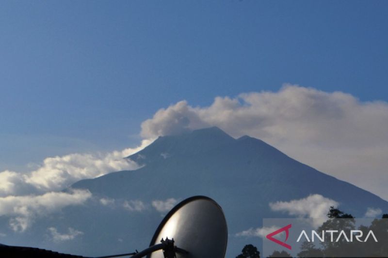 Foto Gunung Kerinci Erupsi Lontarkan Abu Setinggi 300 Meter