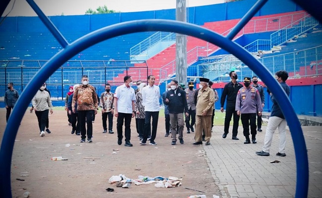 Foto Terkait Tragedi Kanjuruhan, Presiden Tegaskan Agar Tata Kelola Persepakbolaan Indonesia Diperbaiki