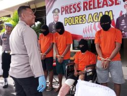 Foto Empat Tersangka Perampokan Pedagang Emas Diamankan di Mako Polres Agam