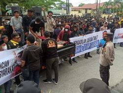 Foto Demo OKP di PN Pekanbaru, Begini Kata Larshen Yunus