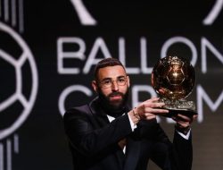 Foto Karim Benzema Raih Ballon d'Or 2022