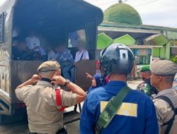 Foto Belasan Pelajar di Padang Ditertibkan Satpol PP Saat Asyik Main Domino