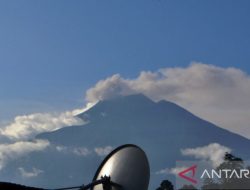 Foto Gunung Kerinci Erupsi Lontarkan Abu Setinggi 300 Meter