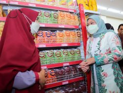 Foto Menaker Temui Sejumlah Pekerja Penerima BSU di Kota Padang