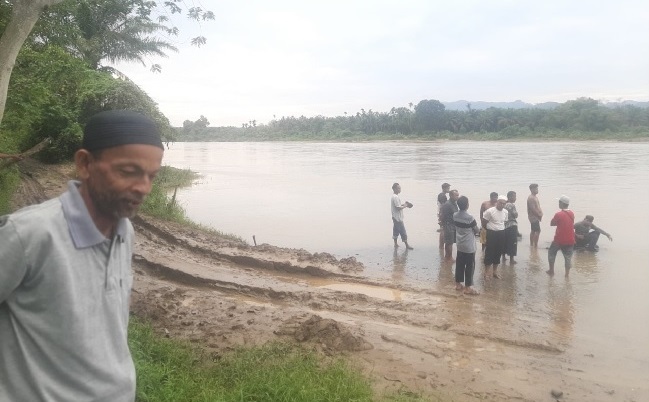 Foto Warga Siguntur Dharmasraya Dilaporkan Hanyut Terseret Arus Sungai Batanghari