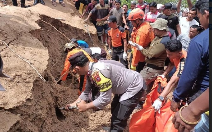 Foto Kapolres Agam Ikut Mencari Korban Tertimbun Longsor