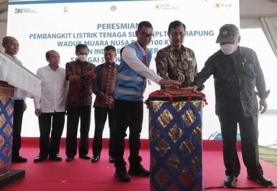 Foto Jelang KTT G20, Menko Luhut Resmikan PLTS Terapung Milik PLN di Nusa Dua Bali