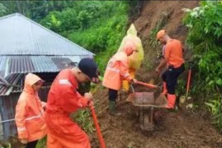 Foto Timpa Rumah Warga, BPBD Agam Bersihkan Material Longsor