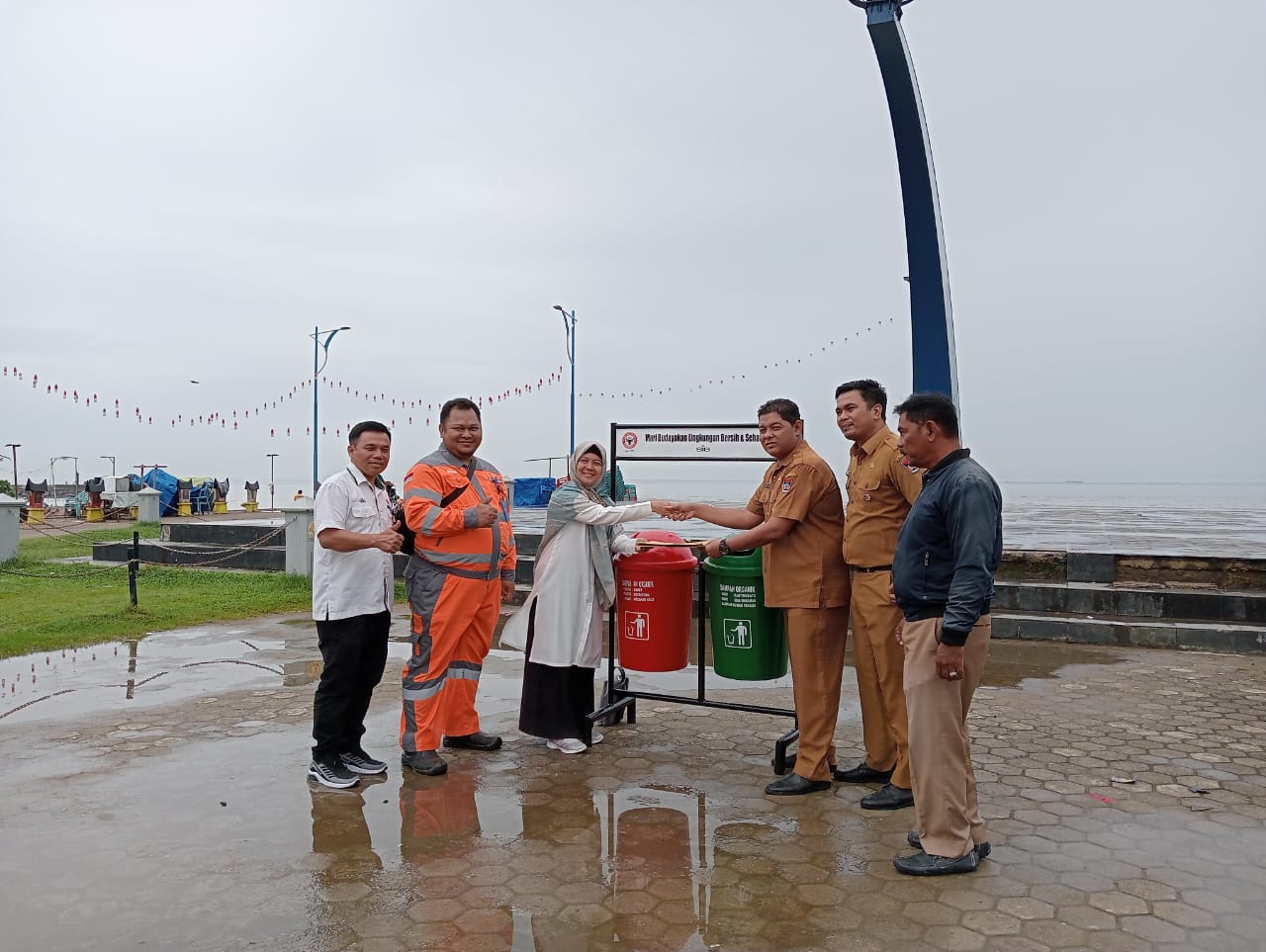Foto Semen Padang Serahkan Bantuan Bak Sampah untuk Pantai Padang