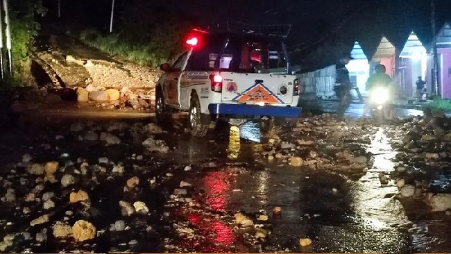 Foto Longsor di Batu Busuak Pauah, Akses Jalan Sempat Terhambat