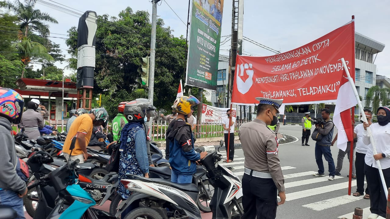 Foto Peringati Hari Pahlawan, Ratusan Warga Kota Padang Heningkan Cipta di Jalan Raya